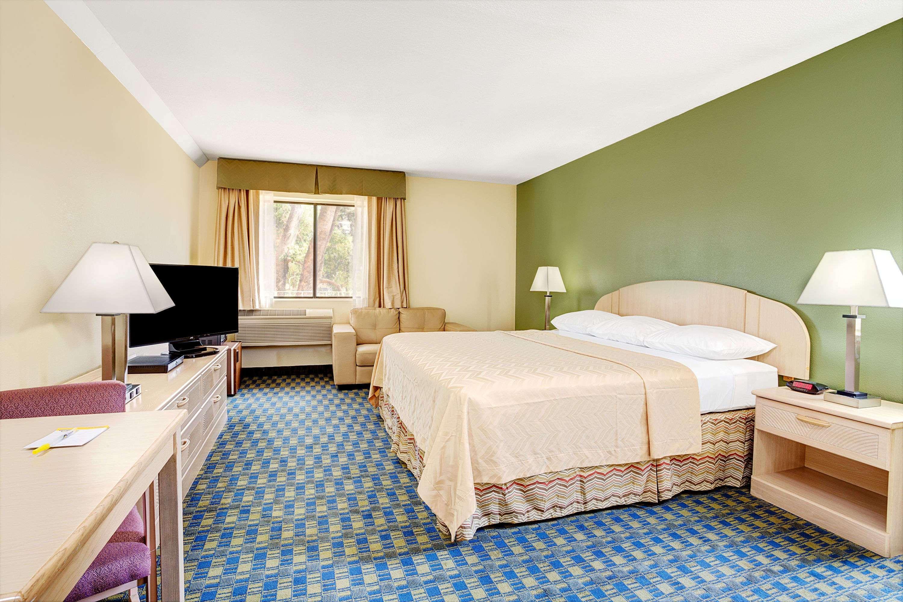 Days By Wyndham Hotel 2*